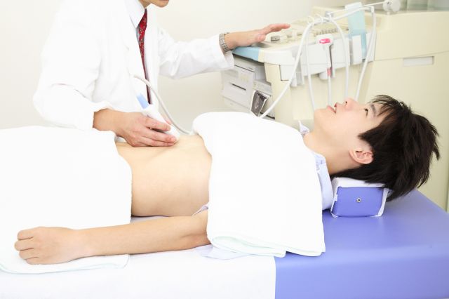 検査を受ける男性